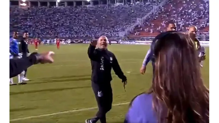 Sampaoli le grita cariños a Zago.