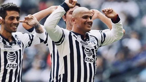 Chupete celebra uno de sus dos goles.