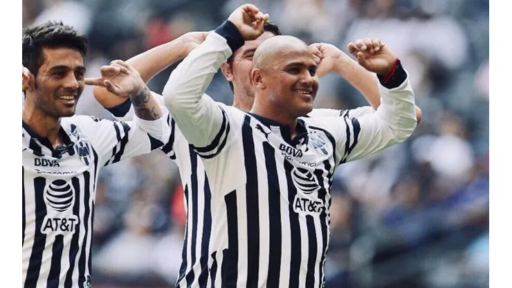 Chupete celebra uno de sus dos goles.