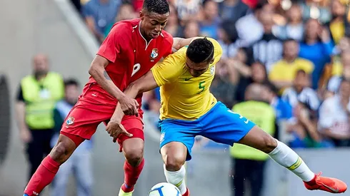 Torres disputa un balón con Casemiro, del Real Madrid