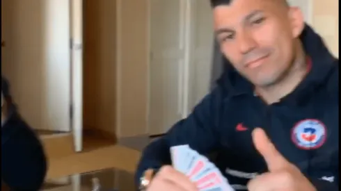 Medel se vio relajado jugando a las cartas con Vidal