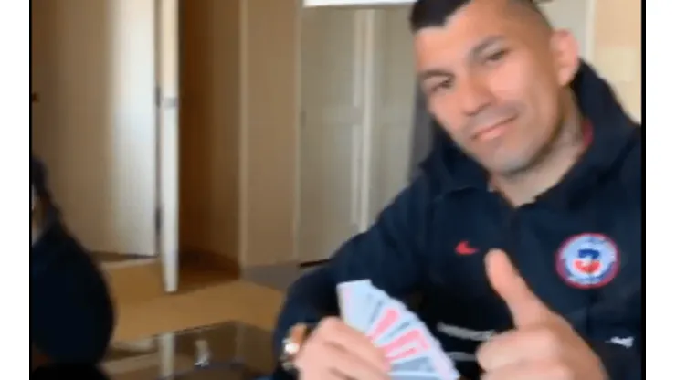 Medel se vio relajado jugando a las cartas con Vidal