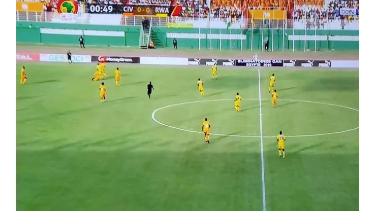 Costa de Marfil y Ruanda juegan con camisetas del mismo color