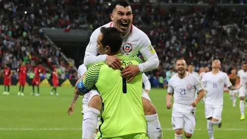 Gary Medel y Claudio Bravo