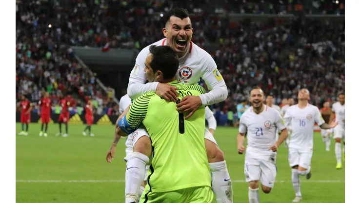 Gary Medel y Claudio Bravo