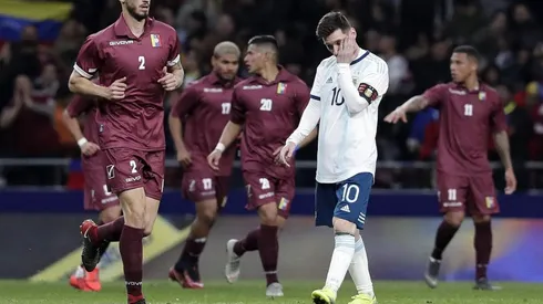 Messi se lamenta ante la Vinotinto.