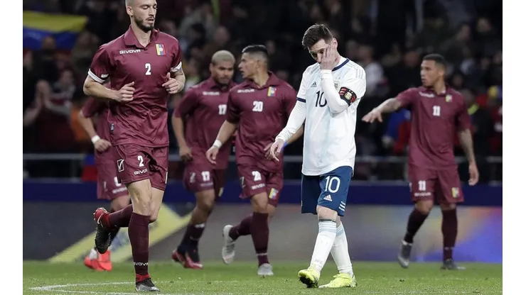 Messi se lamenta ante la Vinotinto.