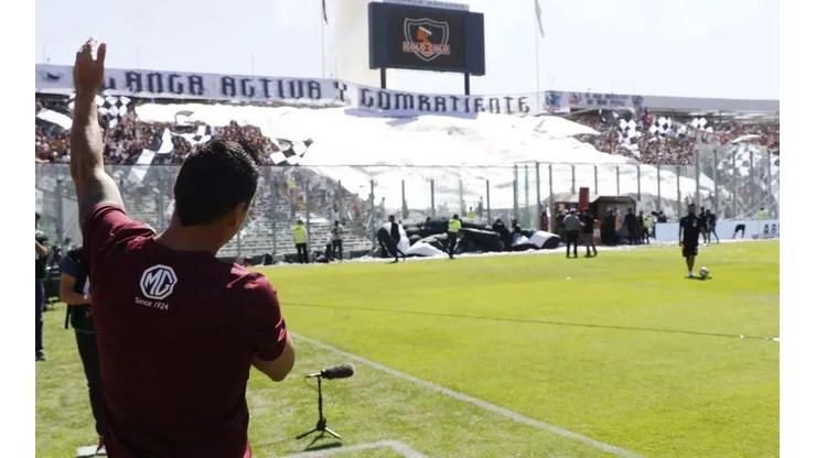 Paredes agradece la bandera gigante.