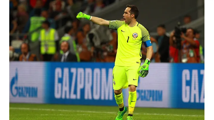 Claudio Bravo se defiende: "Los amigos se eligen sin importar el color político"