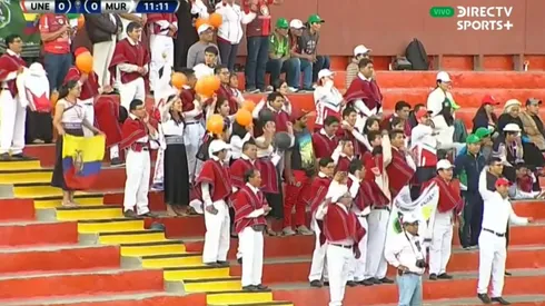 Con los tradicionales "ponchitos", los hinchas ecuatorianos aguardaban por los suyos