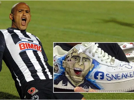 Humberto Suazo recibe una zapatilla con su rostro en México