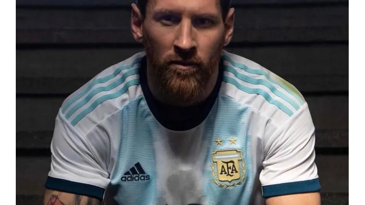 La nueva camiseta argentina asemeja la bandera en su parte frontal