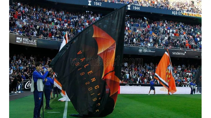 Batman contra Valencia por el logo del centenario