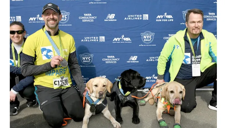 Histórico: Corredor ciego se transformó en el primero que termina la media maratón de Nueva York
