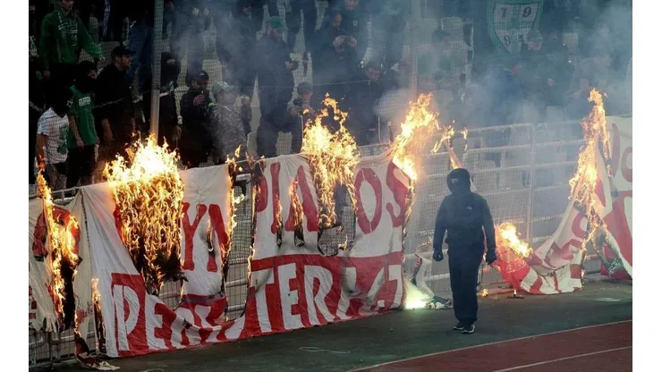 En los enfrentamientos, los locales quemaron los lienzos de la visita