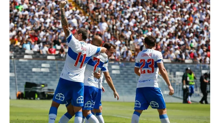 La Católica festeja el triunfo ante Colo Colo.