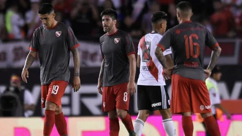 El Tucu (izquierda) se lamenta en el Monumental