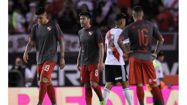 El Tucu (izquierda) se lamenta en el Monumental