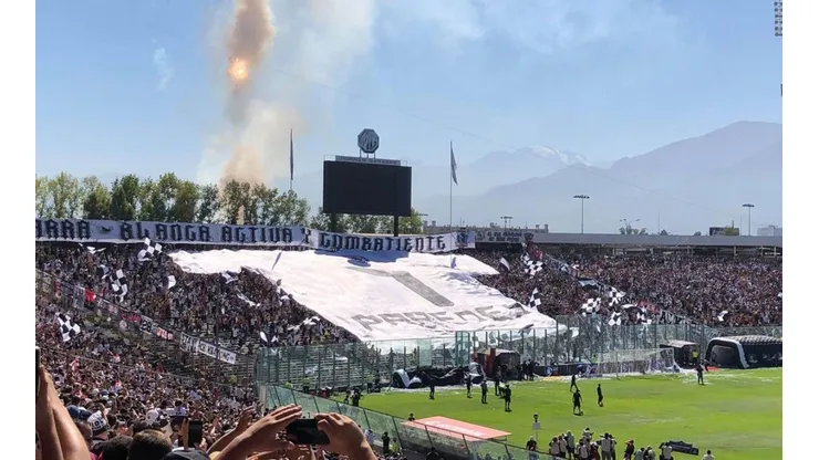 Salida de Colo Colo: artificios y homenaje a Esteban Paredes