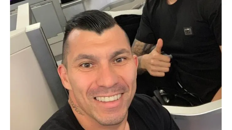 Así de feliz luce Medel en la víspera del duelo con la UC