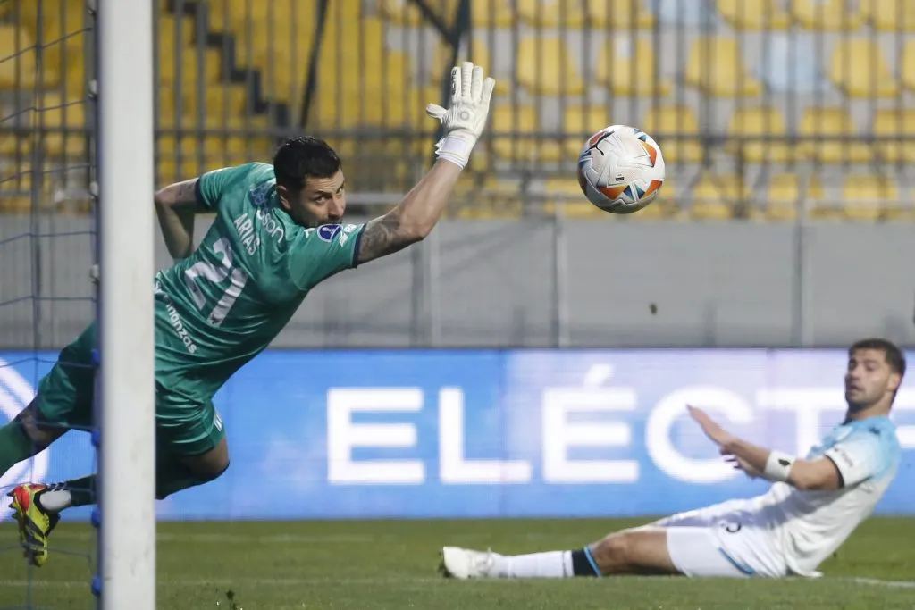 Gabriel Arias volvió a sumar minutos y estuvo en el triunfo de Racing ante Huachipato en la Copa Sudamericana. Foto: Photosport.