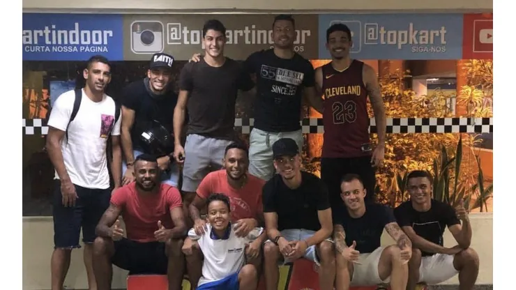 El equipo de Botafogo posa en el podio tras la carrera, con Leo Valencia en lo más alto
