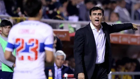 El DT de la UC da instrucciones contra Rosario Central.