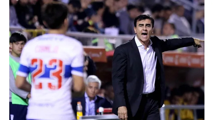 El DT de la UC da instrucciones contra Rosario Central.