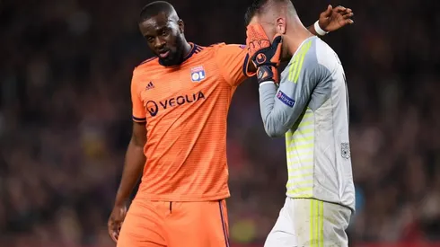 Lopes se retira del campo.