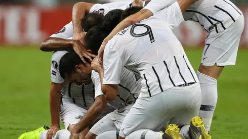 Los jugadores de Libertad celebrando el gol de Bareiro