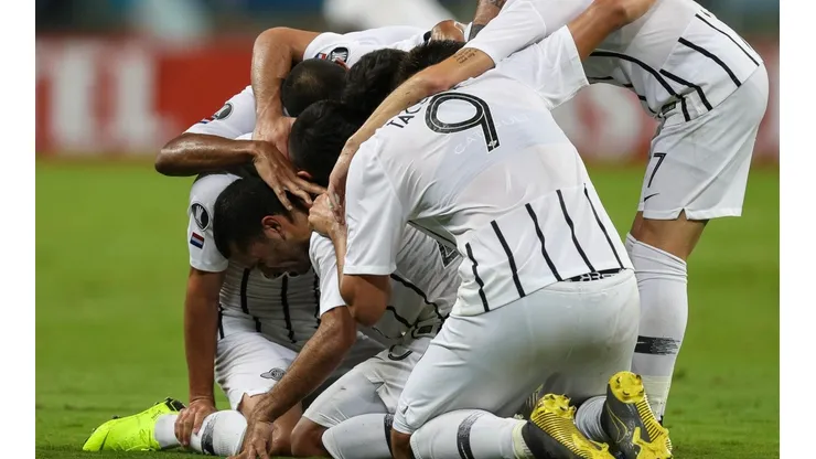 Los jugadores de Libertad celebrando el gol de Bareiro