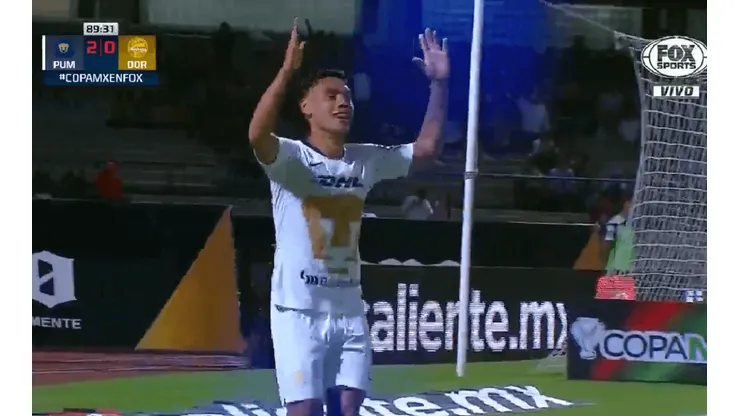 Mora festejando su gol