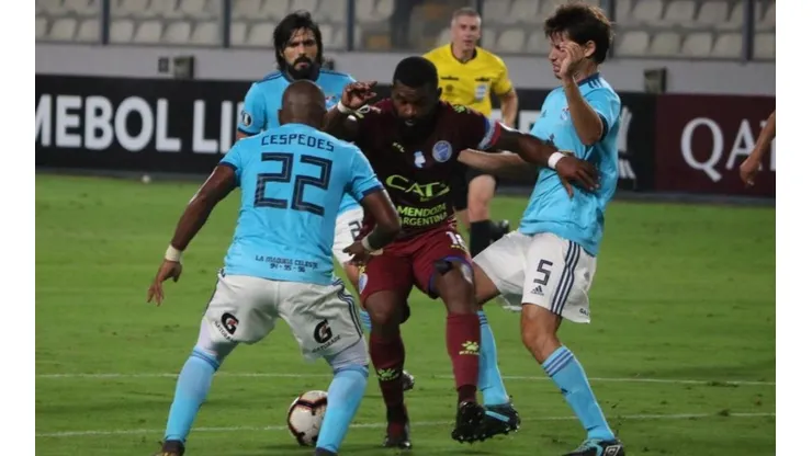 Cristal no pudo impedir el empate del cuadro argentino -ayer de Vinotinto-