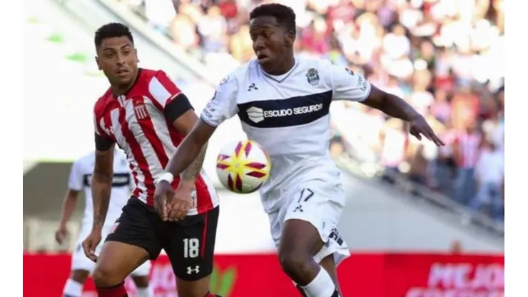 Jara marcando al venezolano Jan Hurtado