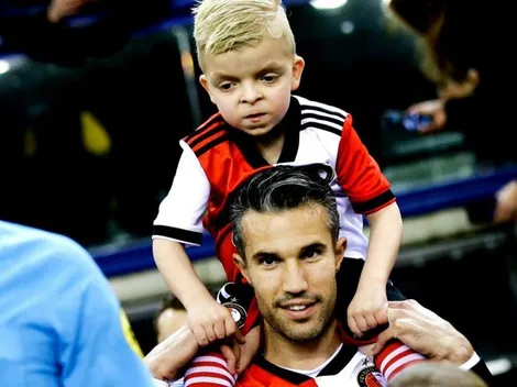 ¡Ídolo máximo! Van Persie ingresó a la cancha con un niño al hombro