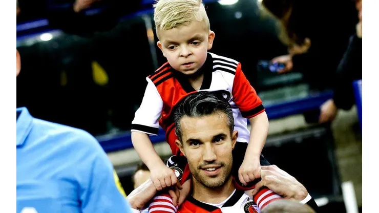 ¡Ídolo máximo! Van Persie ingresó a la cancha con un niño al hombro