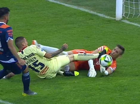 Nico Castillo deja sangrando a arquero rival y le ponen amarilla por VAR