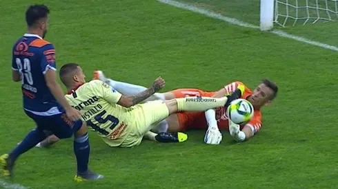 Nico Castillo chocó de manera violenta al arquero rival