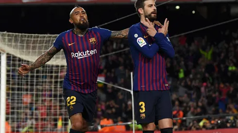 El Rey Arturo celebra el 1-1 parcial con Piqué.