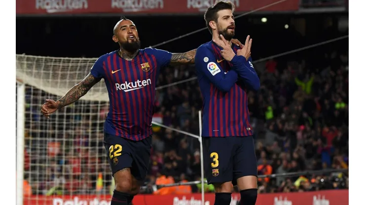 El Rey Arturo celebra el 1-1 parcial con Piqué.