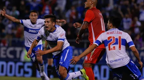 Carlos Lobos y la UC festejan el gol.