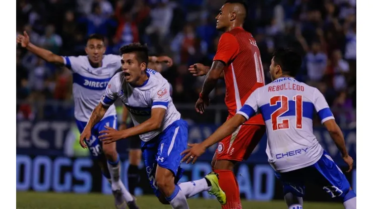 Carlos Lobos y la UC festejan el gol.