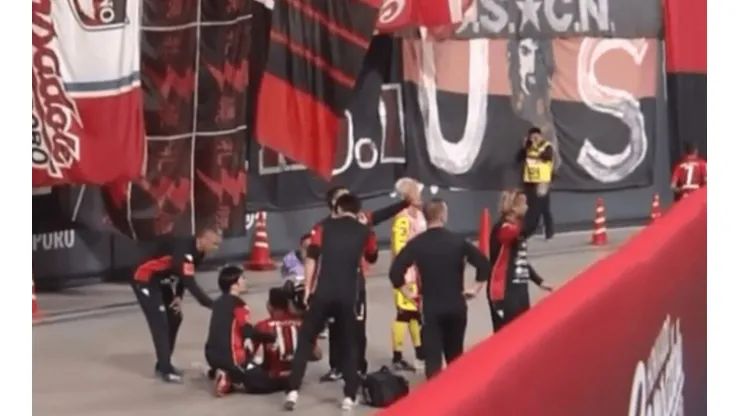 ¡Se pasó para quemado! Delantero brasileño marca gol y celebra tirándose al fondo de un pozo