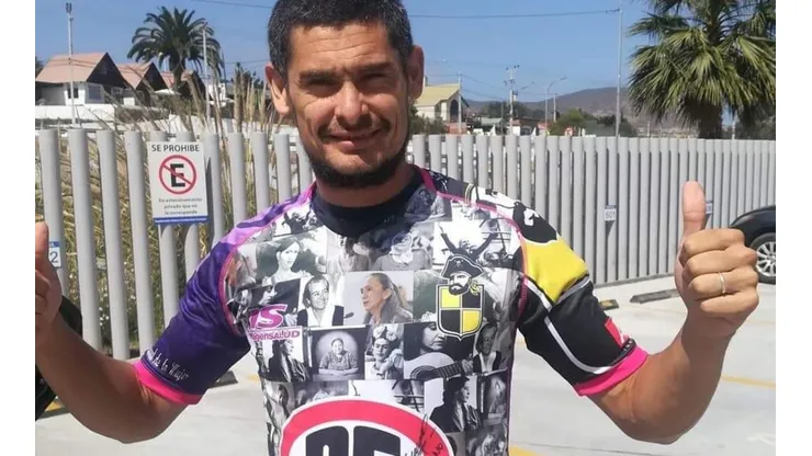 Cano con la camiseta conmemorativa