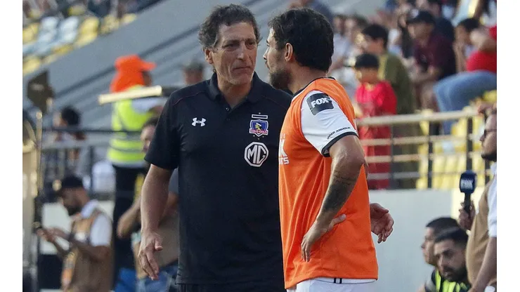 Mario Salas habló con el lesionado Valdivia.