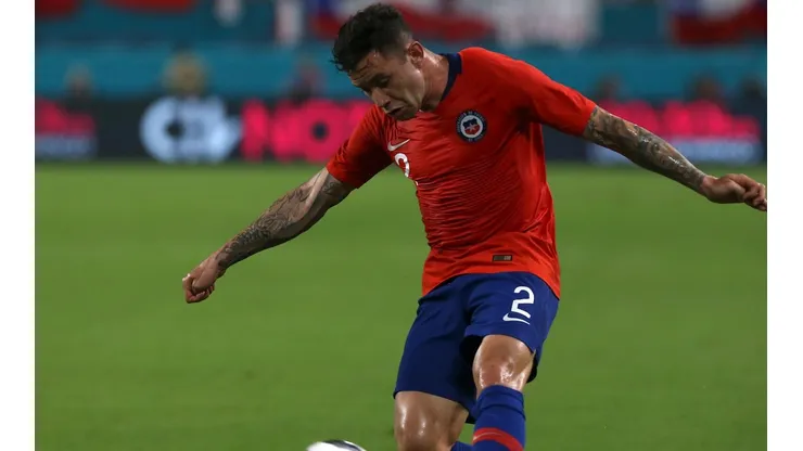 Eugenio Mena jugando por Chile