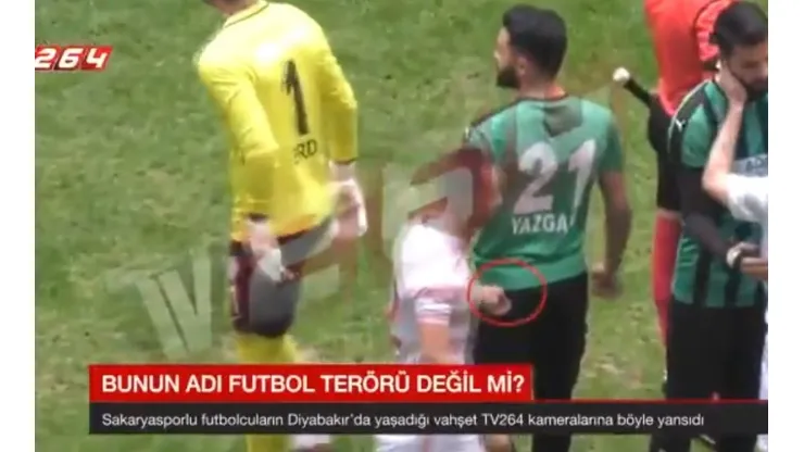 Jugador turco saltó a la cancha con un cuchillo