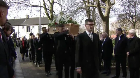 Los porteros llevando el féretro de Banks en Inglaterra