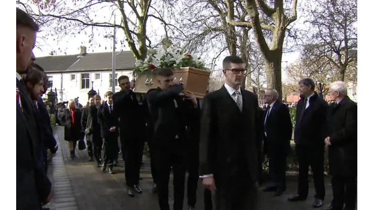 Los porteros llevando el féretro de Banks en Inglaterra