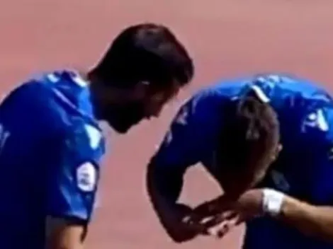 Jugadores del fútbol español celebran un gol simulando jalar cocaína